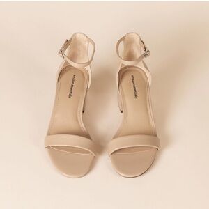 NWT Heel Sandal /heels beige / nude
Amazon Essentials block heel 2.5 inches